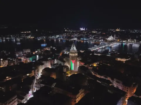 Galata Kulesi'ne Filistin bayrağı yansıtıldı - fotoğraf 1