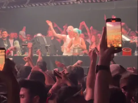 İstanbul'daki 5 bin kişilik çılgın konserde şoke eden ölüm - fotoğraf 2