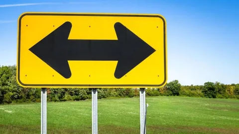 Sağ ve sol iki oku gösteren trafik tabelası tanıtıldı: İşte anlamı