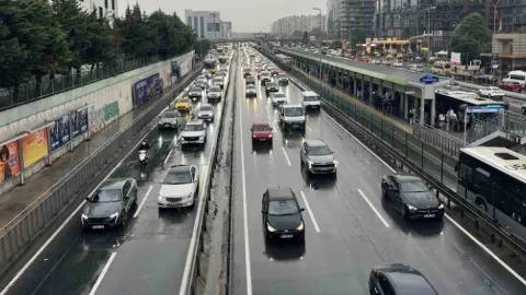 Sağanak alarmı İstanbul trafiğine yansıdı; yoğunluk yüzde 35'te kaldı