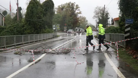 Sağanak yağış köprüyü vurdu: Çökme tehlikesi nedeniyle trafiğe kapatıldı