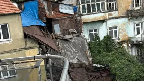 Sağanakta hasar gören ev tamamen çöktü