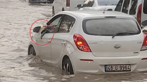 Sağanakta otomobiline su doldu, bardakla boşaltmaya çalıştı