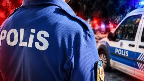 Sahte polisler 3,3 milyon liralık altını kaptı! Yaka paça yakalandılar