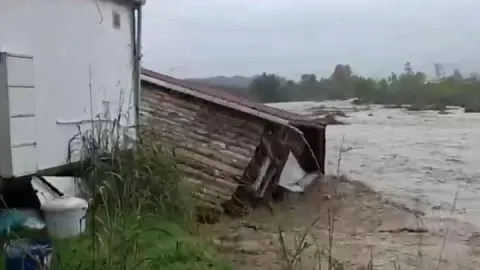 Sakarya'da biri prefabrik biri de ahşap ev, sel sularına kapıldı