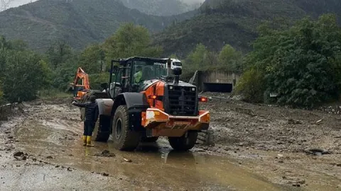 Sakarya'da heyelan: Yol kapandı