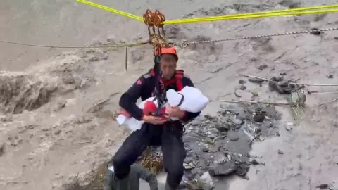 Sakarya’da jandarmadan can kurtaran müdahale: Bebek halatla tahliye edildi