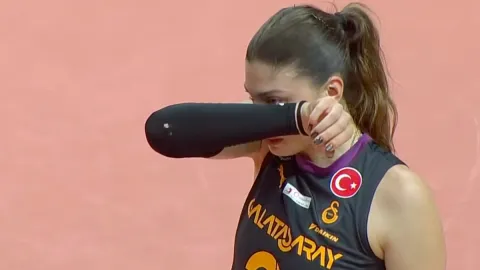 Sakatlık sonrası İlkin Aydın gözyaşlarını tutamadı! VakıfBank-Galatasaray maçına damga vuran anlar