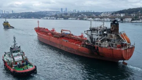Saldırıya uğrayan tankerin geçişi nedeniyle İstanbul Boğazı trafiğe kapandı