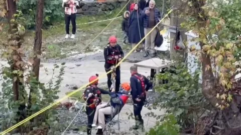 Sapanca'da dere taştı! 2’si çocuk 8 kişi AFAD tarafından kurtarıldı