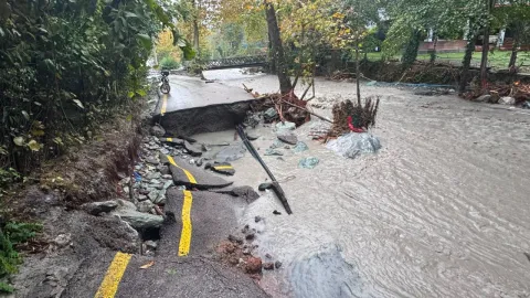 Sapanca'da sağanak: Yollar çöktü, köprüler yıkıldı