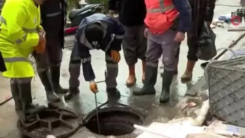 Sarıyer Ayazağa’da sel sonrası esnaf seferber oldu: Dükkanlar temizleniyor