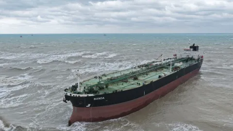 Sarıyer’de 238 metrelik tanker karaya oturdu