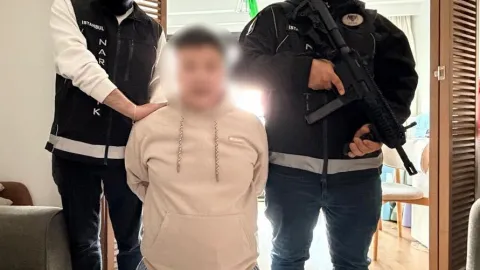 Sarıyer'de kırmızı ve mavi bültenle aranan 2 şüpheli yakalandı