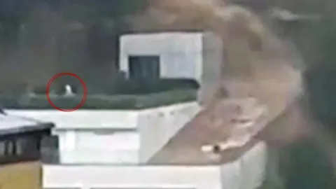 Sarıyer'de sel böyle geldi: Canını zor kurtardı