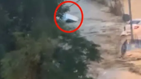 Sarıyer’de selde kayboldu. Ahmet Derin’in sürüklendiği anların görüntüsü ortaya çıktı