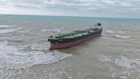 Sarıyer’de sürüklenen tanker havadan görüntülendi