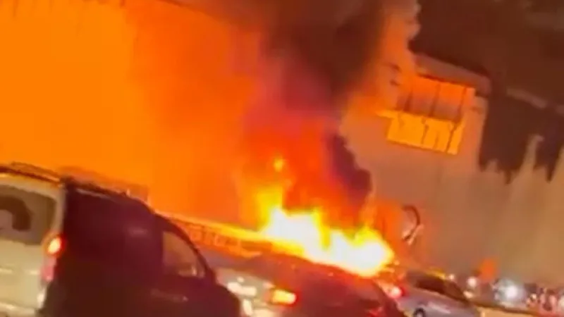 Sarıyer’de trafik kazası! 2 araç alev topuna döndü