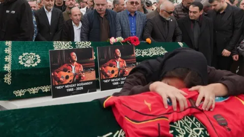 Şarkıcı Nev son yolculuğuna uğurlandı. Tabutu başında gözyaşları sel oldu