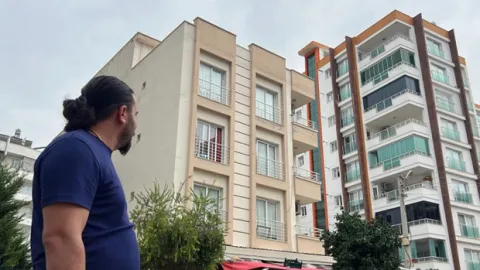 Satın aldığı eve yaklaşık iki yıldır giremiyor! 'Hem mal sahibiyim hem de üstüne para veriyorum'