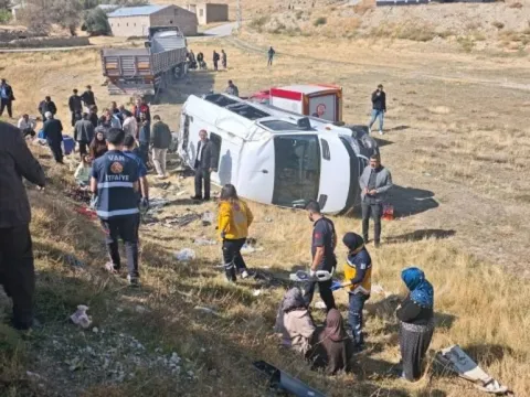 Aynı yöne gidiyorlardı kaza şarampolde bitti! Minibüsteki 11 yolcu yaralandı - fotoğraf 5