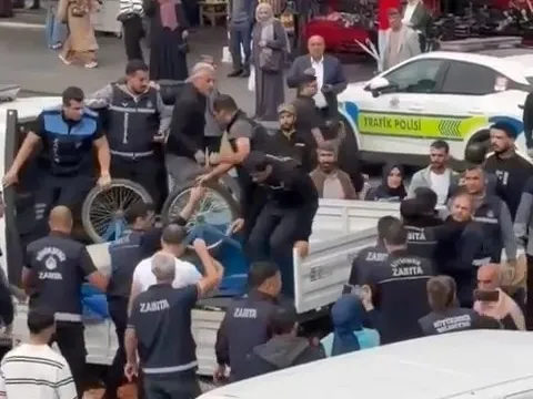 Seyyar satıcı ile zabıta arasındaki arbede kamerada - fotoğraf 3