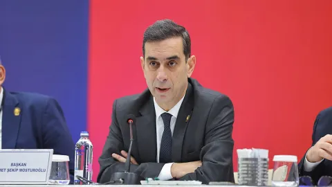 Şekip Mosturoğlu'ndan flaş sözler! 'Trajik bir tiyatro oynanıyor, ligin şampiyonları belirlendi'
