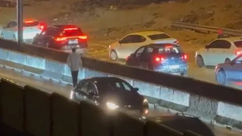 Sel suları toprağı sürükledi, TEM bağlantı yolu kısmen kapandı