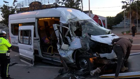 Servis minibüsü hafriyat kamyonuna çarptı: 9 kişi yaralandı