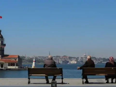 Emekli maaşlarına iyileştirme: Yaş ve hane geliri kriterleri tartışılıyor - fotoğraf 1