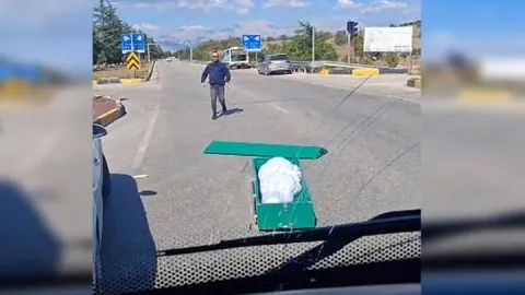Seyir halindeki cenaze nakil aracından yola tabut düştü