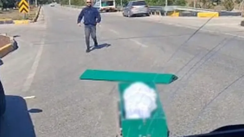 Seyir halindeki cenaze nakil aracının kapağı açıldı: Tabut yola düştü