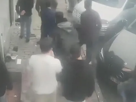Genç kadın, otelin tabelasına çıkıp yardım isterken düştü! - fotoğraf 4
