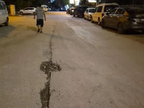 Adana’da yoldaki çukur baba ve kızını hastanelik etti - fotoğraf 1