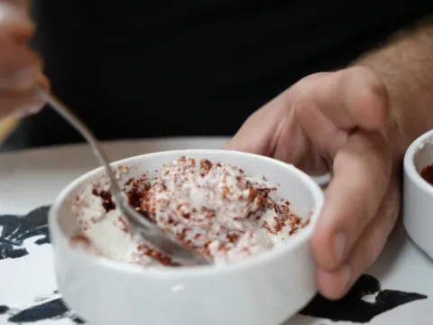 Çaya, tatlıya, suya pul biber döküyor! Samsunlu esnafın acı tutkusu şaşırtıyor - fotoğraf 4