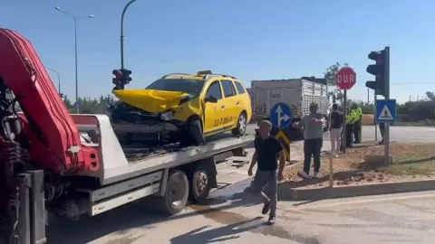 Silifke'de otomobil ile taksi çarpıştı: 1'i ağır 5 yaralı