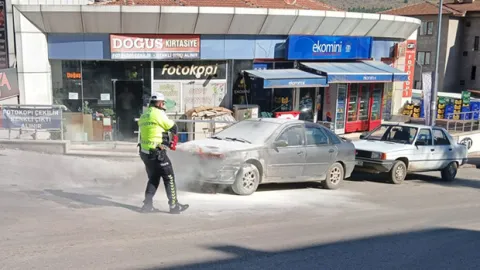 Sınav heyecanı yaşayan gencin başına talihsiz olay: Park halindeki otomobili alev alev yandı