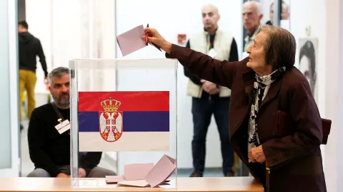 Sırbistan erken genel seçim için sandık başında