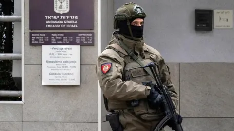 Sırbistan'da İsrail büyükelçiliği önünde bıçaklı saldırı