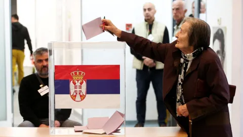 Sırbistan'daki erken genel seçimde oy verme işlemi başladı