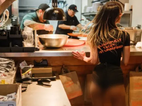Dekolte kıyafetli garsonlarıyla bilinen restoran zinciri kapısına kilit vurdu - fotoğraf 1
