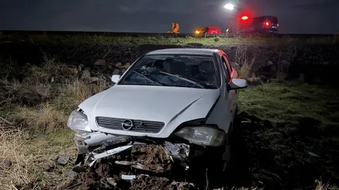Siverek’te otomobil şarampole devrildi, 3 kişi yaralandı