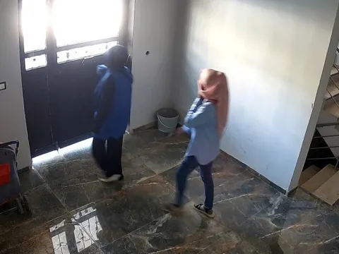 Adana'da eşarp ve plastik aparatla hırsızlık: Güvenlik kamerası ele verdi - fotoğraf 3