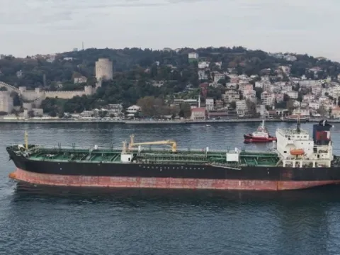 Dron saldırısına uğrayan 'AK ANA' tankeri geçti: İstanbul Boğazı çift yönlü trafiğe kapatıldı - fotoğraf 3