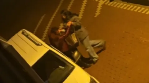 Sokağın ortasında kadın erkeği darp etti
