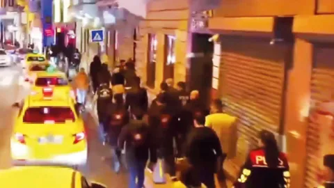 Sokaklarda turizm temizliği: Sivil ekipler şüphelileri gözaltına aldı