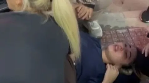 Sokakta yürüyen eşini sırtından bıçakladı