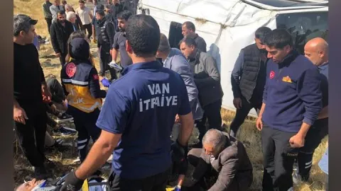 Son Dakika Haberi: Van'da TIR ile yolcu minibüsü çarpıştı: Yaralılar var