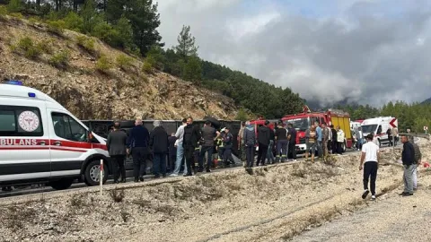 SON DAKİKA! Isparta-Antalya kara yolunda yolcu otobüsü devrildi: 1 can kaybı