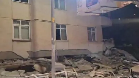 SON DAKİKA! Maltepe'de 6 katlı binanın alttaki iki katı çöktü